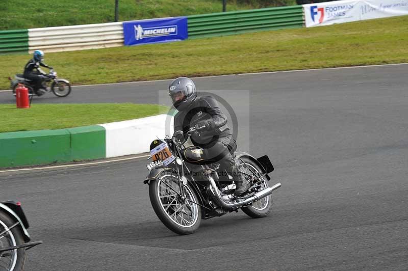 Mallory park Leicestershire;Mallory park photographs;Motorcycle action photographs;classic bikes;event digital images;eventdigitalimages;mallory park;no limits trackday;peter wileman photography;vintage bikes;vintage motorcycles;vmcc festival 1000 bikes