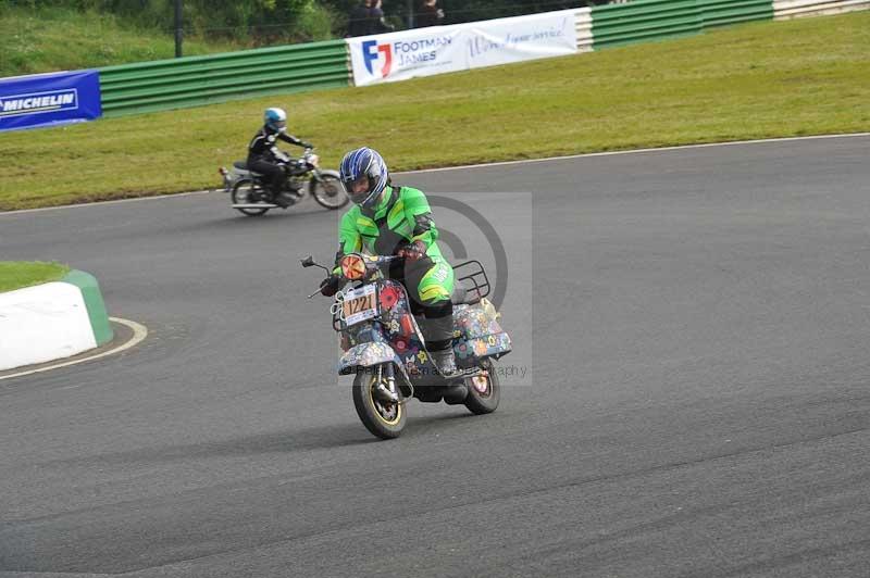 Mallory park Leicestershire;Mallory park photographs;Motorcycle action photographs;classic bikes;event digital images;eventdigitalimages;mallory park;no limits trackday;peter wileman photography;vintage bikes;vintage motorcycles;vmcc festival 1000 bikes