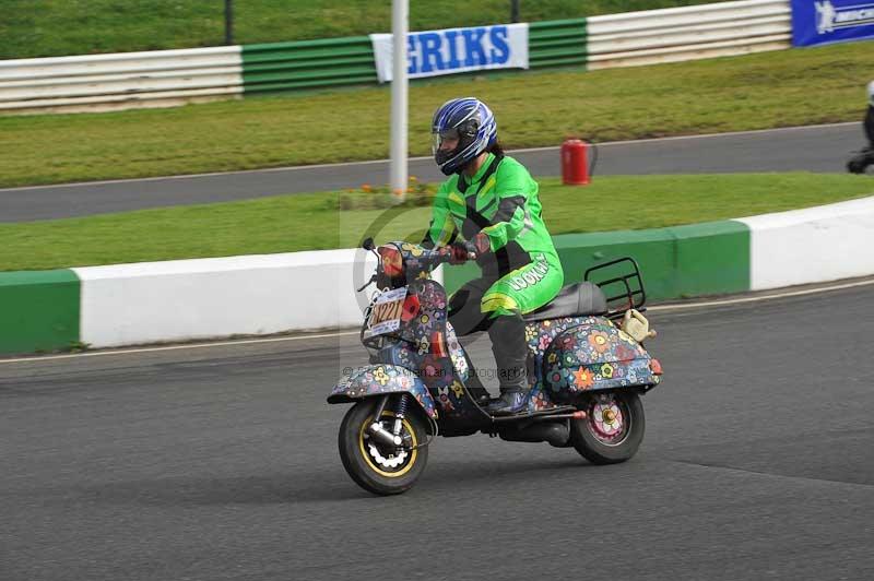 Mallory park Leicestershire;Mallory park photographs;Motorcycle action photographs;classic bikes;event digital images;eventdigitalimages;mallory park;no limits trackday;peter wileman photography;vintage bikes;vintage motorcycles;vmcc festival 1000 bikes