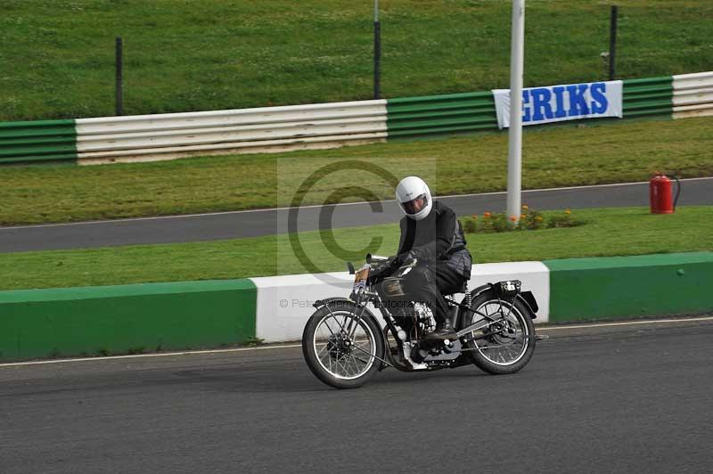 Mallory park Leicestershire;Mallory park photographs;Motorcycle action photographs;classic bikes;event digital images;eventdigitalimages;mallory park;no limits trackday;peter wileman photography;vintage bikes;vintage motorcycles;vmcc festival 1000 bikes