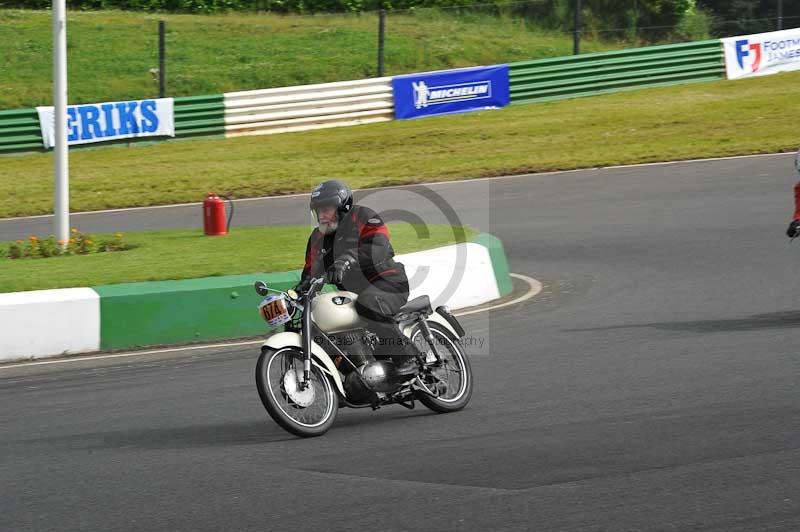 Mallory park Leicestershire;Mallory park photographs;Motorcycle action photographs;classic bikes;event digital images;eventdigitalimages;mallory park;no limits trackday;peter wileman photography;vintage bikes;vintage motorcycles;vmcc festival 1000 bikes