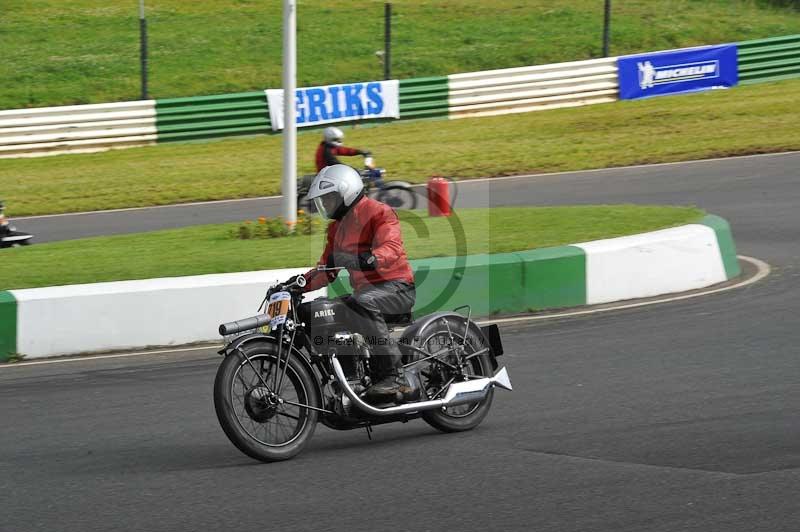 Mallory park Leicestershire;Mallory park photographs;Motorcycle action photographs;classic bikes;event digital images;eventdigitalimages;mallory park;no limits trackday;peter wileman photography;vintage bikes;vintage motorcycles;vmcc festival 1000 bikes