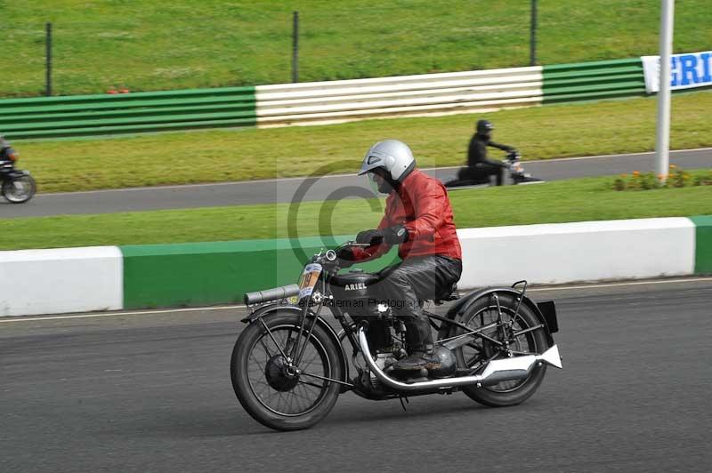 Mallory park Leicestershire;Mallory park photographs;Motorcycle action photographs;classic bikes;event digital images;eventdigitalimages;mallory park;no limits trackday;peter wileman photography;vintage bikes;vintage motorcycles;vmcc festival 1000 bikes