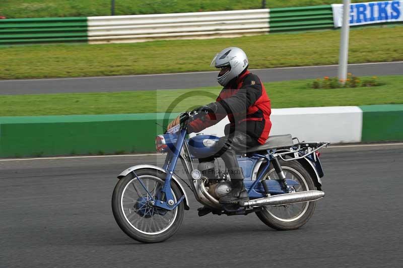 Mallory park Leicestershire;Mallory park photographs;Motorcycle action photographs;classic bikes;event digital images;eventdigitalimages;mallory park;no limits trackday;peter wileman photography;vintage bikes;vintage motorcycles;vmcc festival 1000 bikes