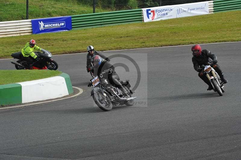 Mallory park Leicestershire;Mallory park photographs;Motorcycle action photographs;classic bikes;event digital images;eventdigitalimages;mallory park;no limits trackday;peter wileman photography;vintage bikes;vintage motorcycles;vmcc festival 1000 bikes