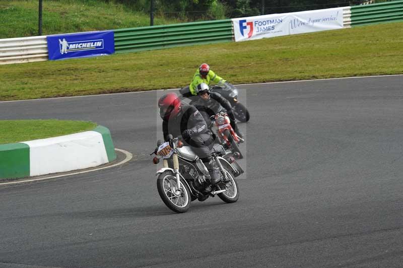 Mallory park Leicestershire;Mallory park photographs;Motorcycle action photographs;classic bikes;event digital images;eventdigitalimages;mallory park;no limits trackday;peter wileman photography;vintage bikes;vintage motorcycles;vmcc festival 1000 bikes