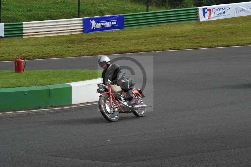 Mallory park Leicestershire;Mallory park photographs;Motorcycle action photographs;classic bikes;event digital images;eventdigitalimages;mallory park;no limits trackday;peter wileman photography;vintage bikes;vintage motorcycles;vmcc festival 1000 bikes