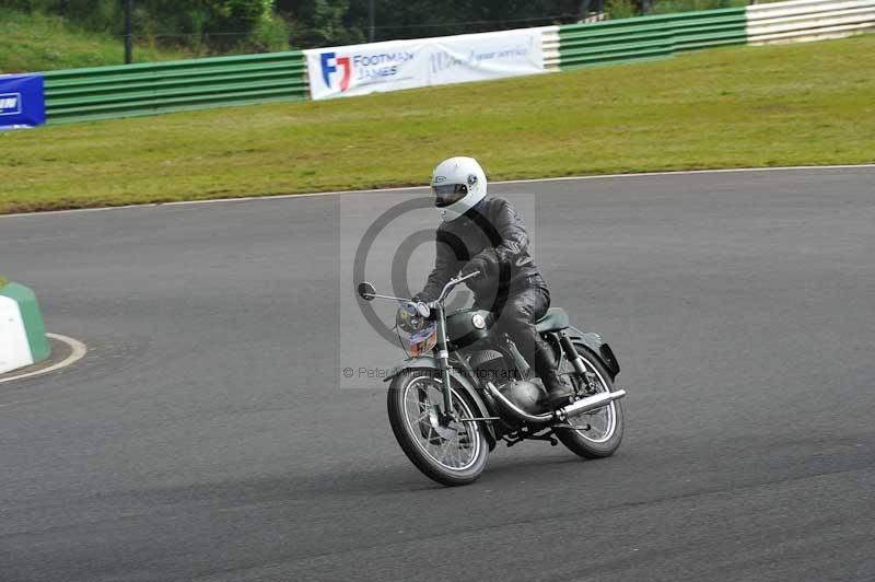 Mallory park Leicestershire;Mallory park photographs;Motorcycle action photographs;classic bikes;event digital images;eventdigitalimages;mallory park;no limits trackday;peter wileman photography;vintage bikes;vintage motorcycles;vmcc festival 1000 bikes