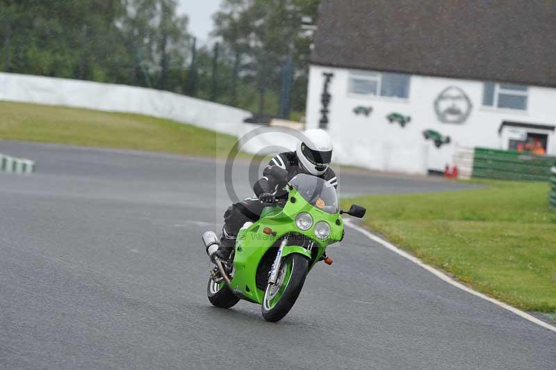 Mallory park Leicestershire;Mallory park photographs;Motorcycle action photographs;classic bikes;event digital images;eventdigitalimages;mallory park;no limits trackday;peter wileman photography;vintage bikes;vintage motorcycles;vmcc festival 1000 bikes