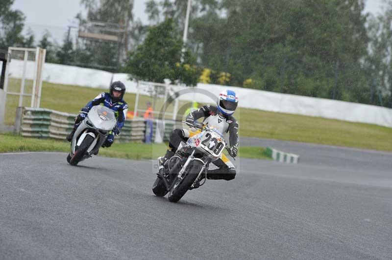 Mallory park Leicestershire;Mallory park photographs;Motorcycle action photographs;classic bikes;event digital images;eventdigitalimages;mallory park;no limits trackday;peter wileman photography;vintage bikes;vintage motorcycles;vmcc festival 1000 bikes