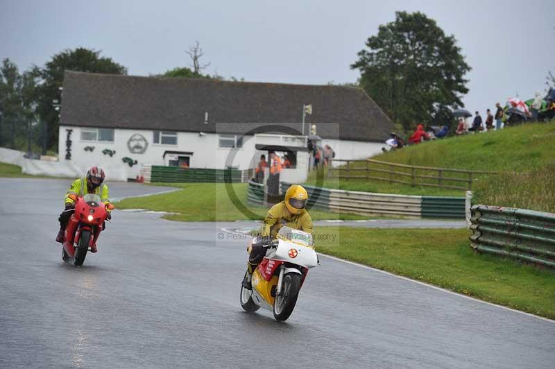 Mallory park Leicestershire;Mallory park photographs;Motorcycle action photographs;classic bikes;event digital images;eventdigitalimages;mallory park;no limits trackday;peter wileman photography;vintage bikes;vintage motorcycles;vmcc festival 1000 bikes