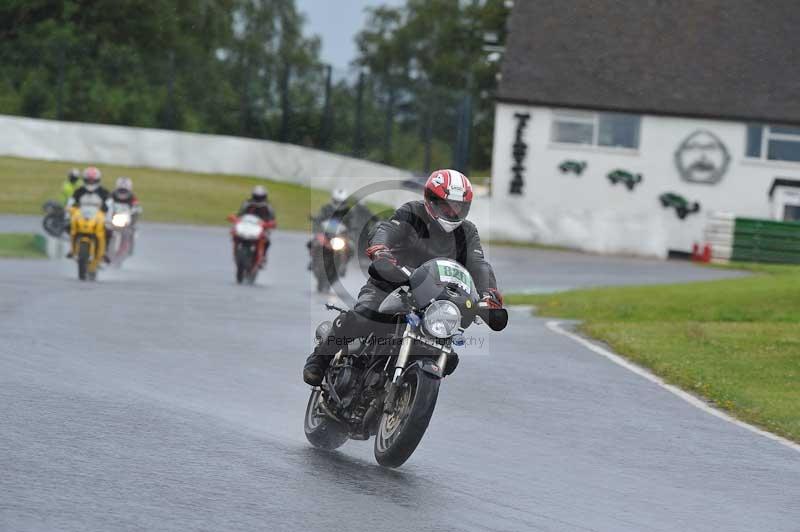 Mallory park Leicestershire;Mallory park photographs;Motorcycle action photographs;classic bikes;event digital images;eventdigitalimages;mallory park;no limits trackday;peter wileman photography;vintage bikes;vintage motorcycles;vmcc festival 1000 bikes