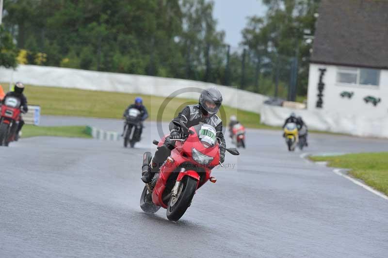 Mallory park Leicestershire;Mallory park photographs;Motorcycle action photographs;classic bikes;event digital images;eventdigitalimages;mallory park;no limits trackday;peter wileman photography;vintage bikes;vintage motorcycles;vmcc festival 1000 bikes