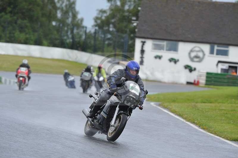 Mallory park Leicestershire;Mallory park photographs;Motorcycle action photographs;classic bikes;event digital images;eventdigitalimages;mallory park;no limits trackday;peter wileman photography;vintage bikes;vintage motorcycles;vmcc festival 1000 bikes