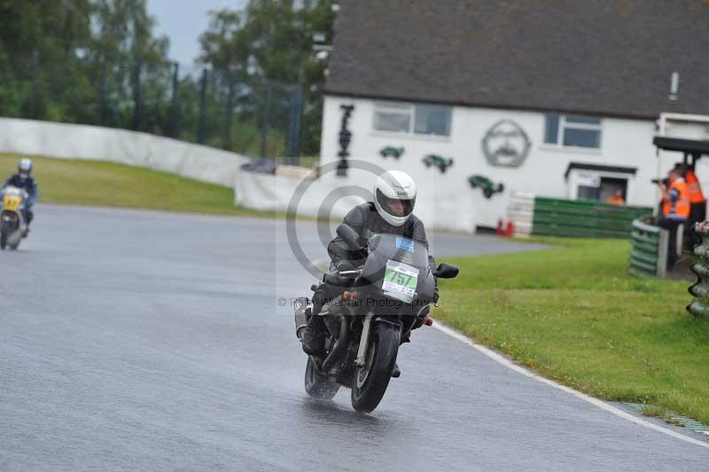 Mallory park Leicestershire;Mallory park photographs;Motorcycle action photographs;classic bikes;event digital images;eventdigitalimages;mallory park;no limits trackday;peter wileman photography;vintage bikes;vintage motorcycles;vmcc festival 1000 bikes