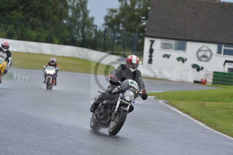 Mallory park Leicestershire;Mallory park photographs;Motorcycle action photographs;classic bikes;event digital images;eventdigitalimages;mallory park;no limits trackday;peter wileman photography;vintage bikes;vintage motorcycles;vmcc festival 1000 bikes