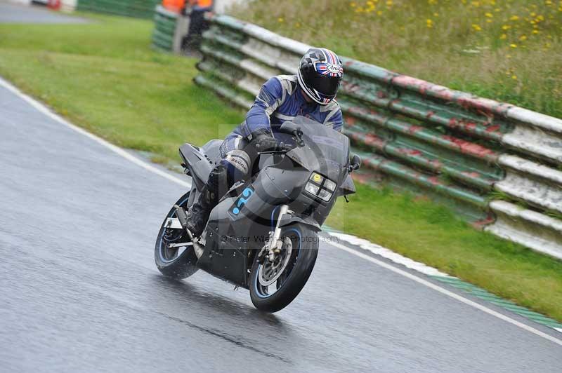 Mallory park Leicestershire;Mallory park photographs;Motorcycle action photographs;classic bikes;event digital images;eventdigitalimages;mallory park;no limits trackday;peter wileman photography;vintage bikes;vintage motorcycles;vmcc festival 1000 bikes