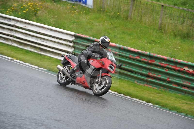 Mallory park Leicestershire;Mallory park photographs;Motorcycle action photographs;classic bikes;event digital images;eventdigitalimages;mallory park;no limits trackday;peter wileman photography;vintage bikes;vintage motorcycles;vmcc festival 1000 bikes