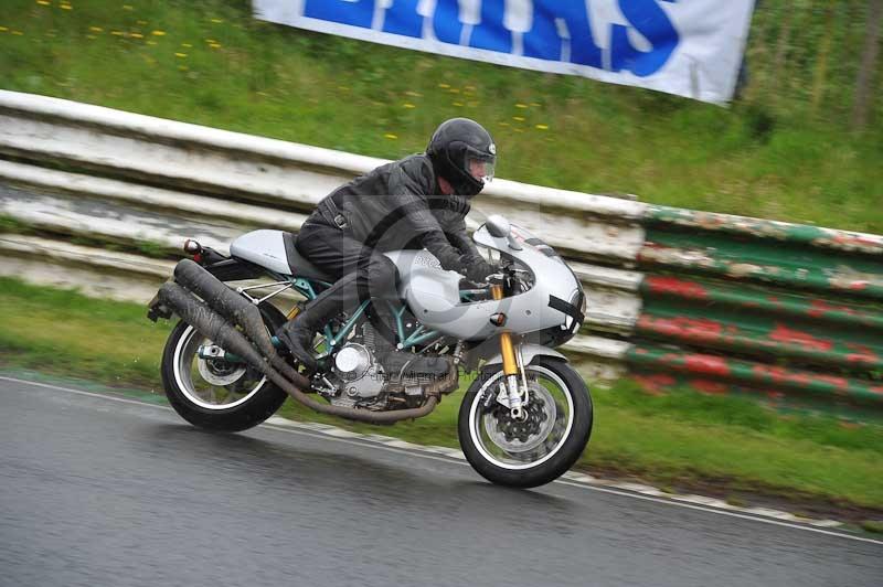 Mallory park Leicestershire;Mallory park photographs;Motorcycle action photographs;classic bikes;event digital images;eventdigitalimages;mallory park;no limits trackday;peter wileman photography;vintage bikes;vintage motorcycles;vmcc festival 1000 bikes