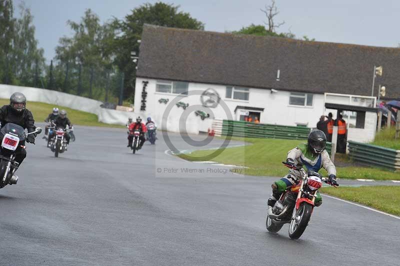 Mallory park Leicestershire;Mallory park photographs;Motorcycle action photographs;classic bikes;event digital images;eventdigitalimages;mallory park;no limits trackday;peter wileman photography;vintage bikes;vintage motorcycles;vmcc festival 1000 bikes