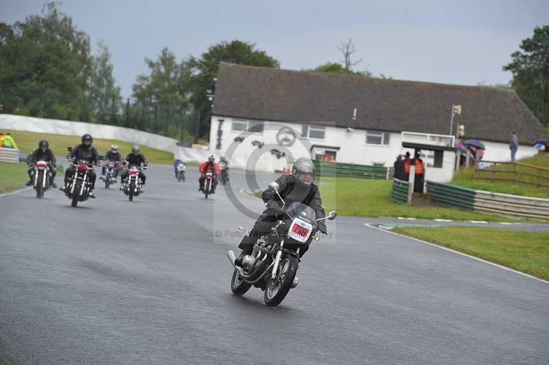 Mallory park Leicestershire;Mallory park photographs;Motorcycle action photographs;classic bikes;event digital images;eventdigitalimages;mallory park;no limits trackday;peter wileman photography;vintage bikes;vintage motorcycles;vmcc festival 1000 bikes