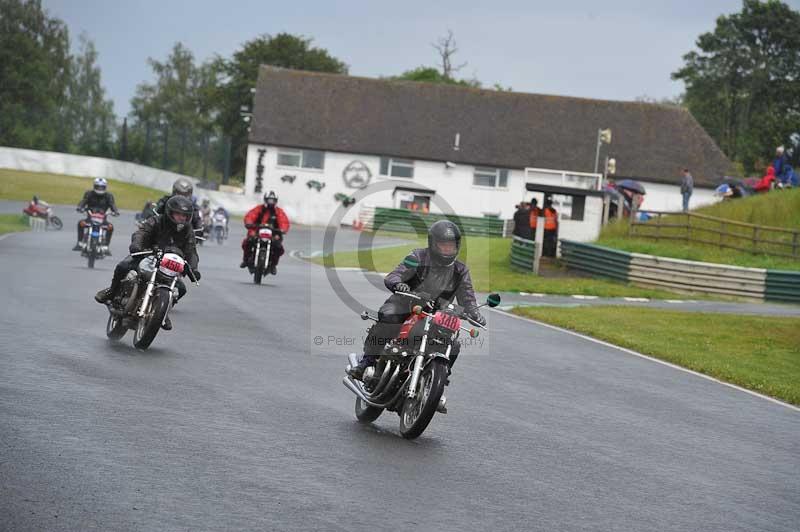 Mallory park Leicestershire;Mallory park photographs;Motorcycle action photographs;classic bikes;event digital images;eventdigitalimages;mallory park;no limits trackday;peter wileman photography;vintage bikes;vintage motorcycles;vmcc festival 1000 bikes