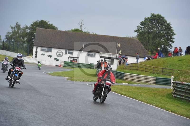 Mallory park Leicestershire;Mallory park photographs;Motorcycle action photographs;classic bikes;event digital images;eventdigitalimages;mallory park;no limits trackday;peter wileman photography;vintage bikes;vintage motorcycles;vmcc festival 1000 bikes