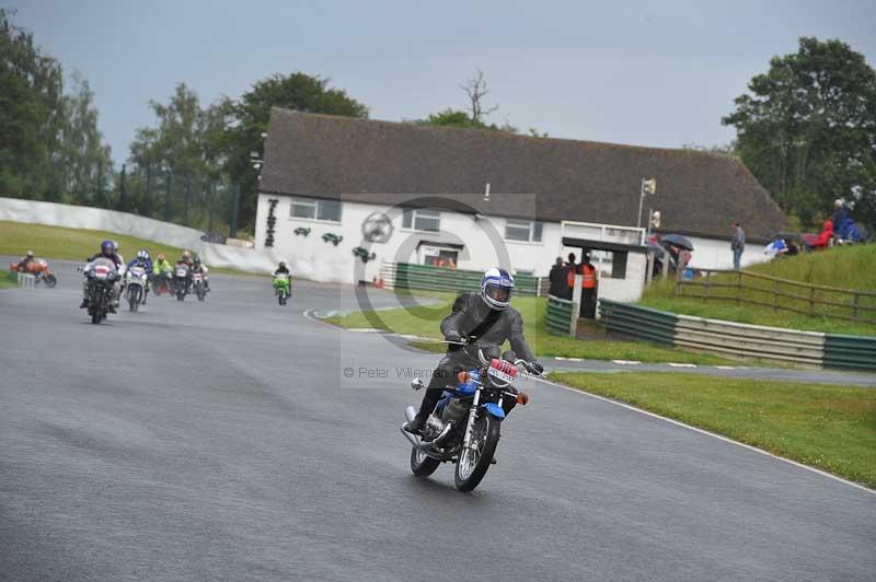 Mallory park Leicestershire;Mallory park photographs;Motorcycle action photographs;classic bikes;event digital images;eventdigitalimages;mallory park;no limits trackday;peter wileman photography;vintage bikes;vintage motorcycles;vmcc festival 1000 bikes