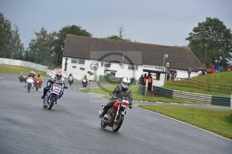 Mallory park Leicestershire;Mallory park photographs;Motorcycle action photographs;classic bikes;event digital images;eventdigitalimages;mallory park;no limits trackday;peter wileman photography;vintage bikes;vintage motorcycles;vmcc festival 1000 bikes