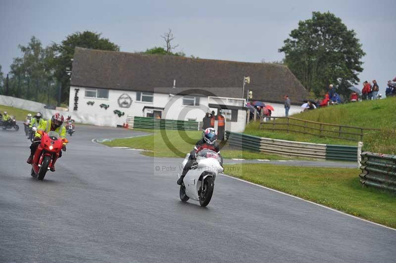 Mallory park Leicestershire;Mallory park photographs;Motorcycle action photographs;classic bikes;event digital images;eventdigitalimages;mallory park;no limits trackday;peter wileman photography;vintage bikes;vintage motorcycles;vmcc festival 1000 bikes