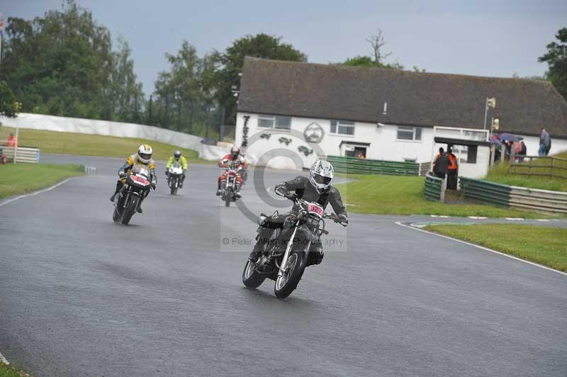 Mallory park Leicestershire;Mallory park photographs;Motorcycle action photographs;classic bikes;event digital images;eventdigitalimages;mallory park;no limits trackday;peter wileman photography;vintage bikes;vintage motorcycles;vmcc festival 1000 bikes