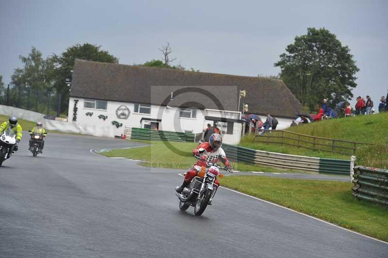 Mallory park Leicestershire;Mallory park photographs;Motorcycle action photographs;classic bikes;event digital images;eventdigitalimages;mallory park;no limits trackday;peter wileman photography;vintage bikes;vintage motorcycles;vmcc festival 1000 bikes