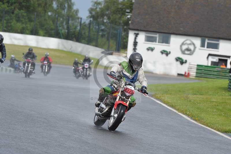 Mallory park Leicestershire;Mallory park photographs;Motorcycle action photographs;classic bikes;event digital images;eventdigitalimages;mallory park;no limits trackday;peter wileman photography;vintage bikes;vintage motorcycles;vmcc festival 1000 bikes