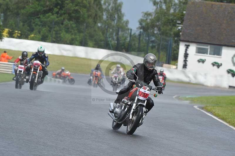 Mallory park Leicestershire;Mallory park photographs;Motorcycle action photographs;classic bikes;event digital images;eventdigitalimages;mallory park;no limits trackday;peter wileman photography;vintage bikes;vintage motorcycles;vmcc festival 1000 bikes