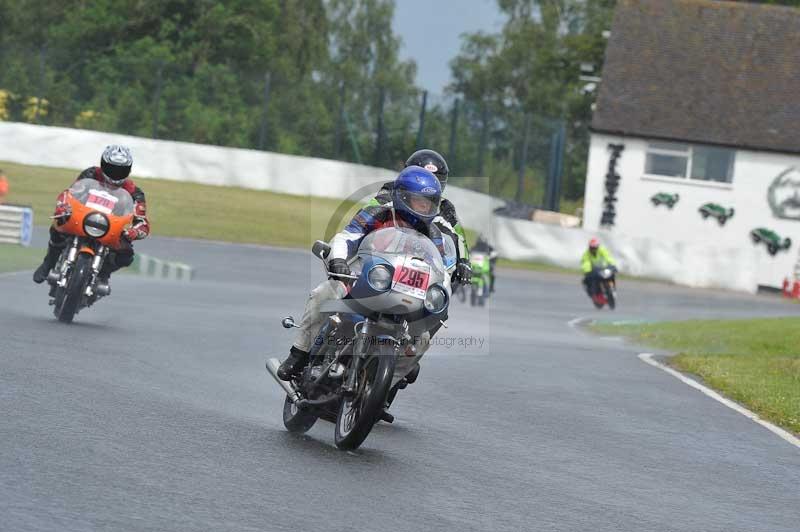 Mallory park Leicestershire;Mallory park photographs;Motorcycle action photographs;classic bikes;event digital images;eventdigitalimages;mallory park;no limits trackday;peter wileman photography;vintage bikes;vintage motorcycles;vmcc festival 1000 bikes