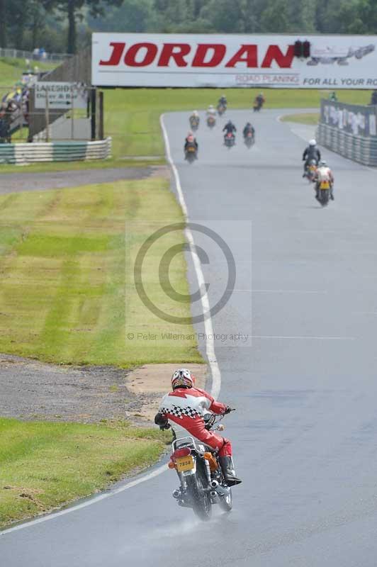 Mallory park Leicestershire;Mallory park photographs;Motorcycle action photographs;classic bikes;event digital images;eventdigitalimages;mallory park;no limits trackday;peter wileman photography;vintage bikes;vintage motorcycles;vmcc festival 1000 bikes