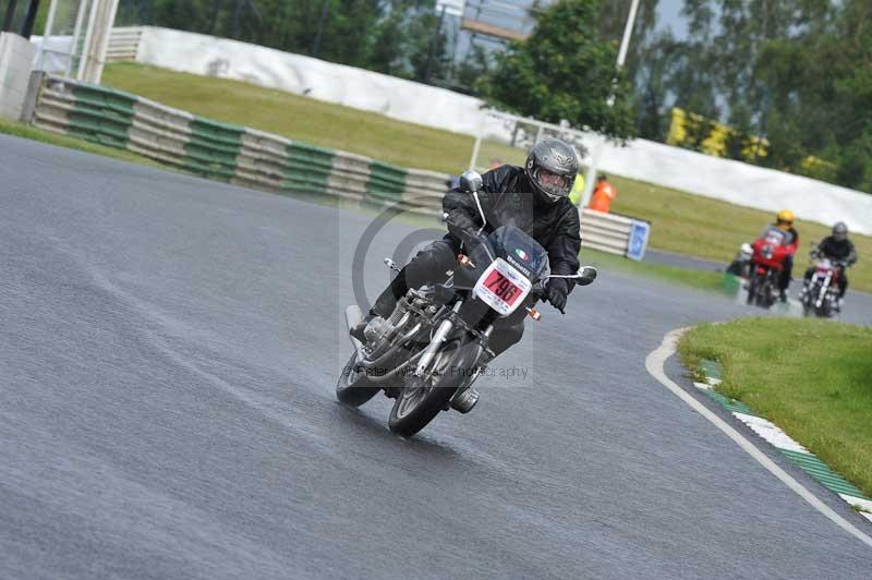 Mallory park Leicestershire;Mallory park photographs;Motorcycle action photographs;classic bikes;event digital images;eventdigitalimages;mallory park;no limits trackday;peter wileman photography;vintage bikes;vintage motorcycles;vmcc festival 1000 bikes