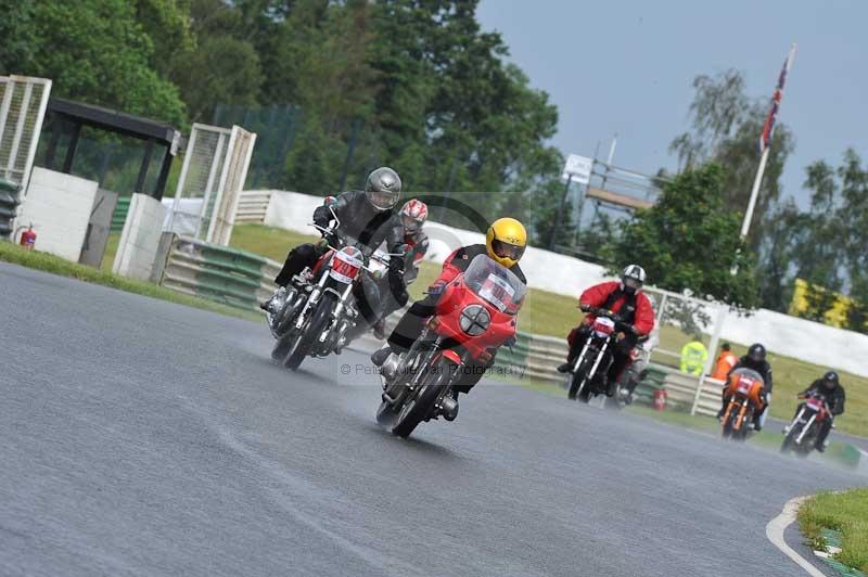 Mallory park Leicestershire;Mallory park photographs;Motorcycle action photographs;classic bikes;event digital images;eventdigitalimages;mallory park;no limits trackday;peter wileman photography;vintage bikes;vintage motorcycles;vmcc festival 1000 bikes