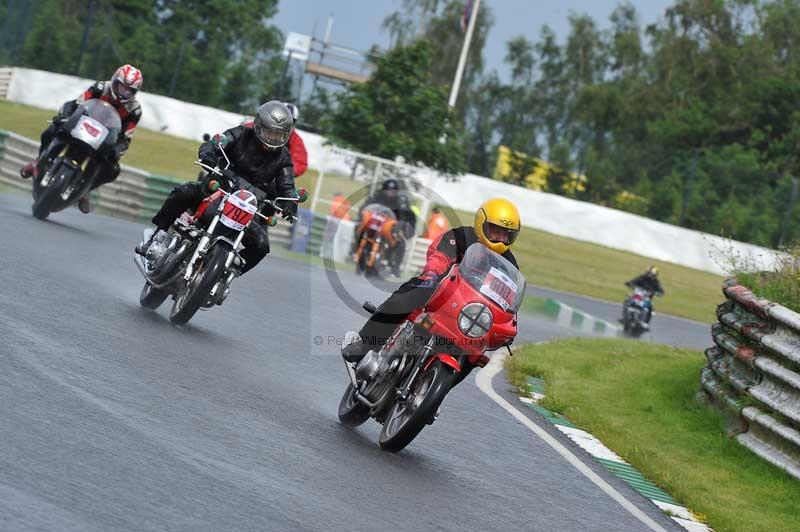 Mallory park Leicestershire;Mallory park photographs;Motorcycle action photographs;classic bikes;event digital images;eventdigitalimages;mallory park;no limits trackday;peter wileman photography;vintage bikes;vintage motorcycles;vmcc festival 1000 bikes