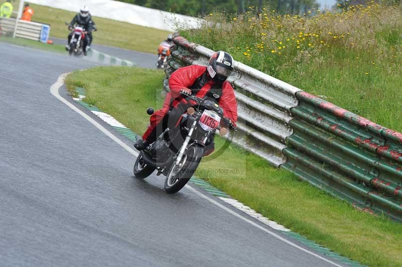 Mallory park Leicestershire;Mallory park photographs;Motorcycle action photographs;classic bikes;event digital images;eventdigitalimages;mallory park;no limits trackday;peter wileman photography;vintage bikes;vintage motorcycles;vmcc festival 1000 bikes