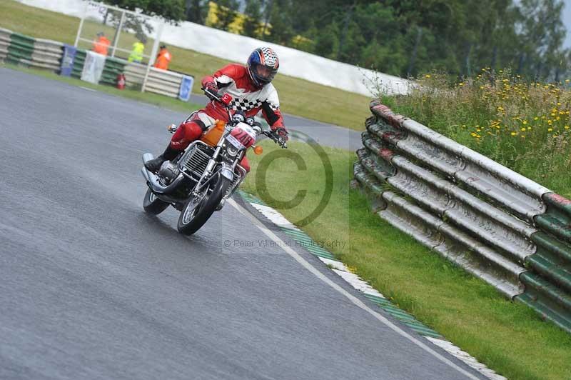 Mallory park Leicestershire;Mallory park photographs;Motorcycle action photographs;classic bikes;event digital images;eventdigitalimages;mallory park;no limits trackday;peter wileman photography;vintage bikes;vintage motorcycles;vmcc festival 1000 bikes