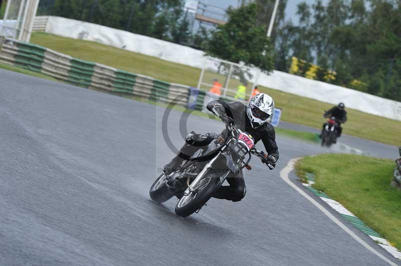 Mallory park Leicestershire;Mallory park photographs;Motorcycle action photographs;classic bikes;event digital images;eventdigitalimages;mallory park;no limits trackday;peter wileman photography;vintage bikes;vintage motorcycles;vmcc festival 1000 bikes