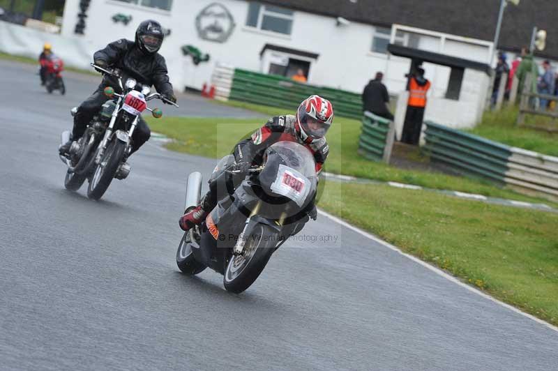 Mallory park Leicestershire;Mallory park photographs;Motorcycle action photographs;classic bikes;event digital images;eventdigitalimages;mallory park;no limits trackday;peter wileman photography;vintage bikes;vintage motorcycles;vmcc festival 1000 bikes