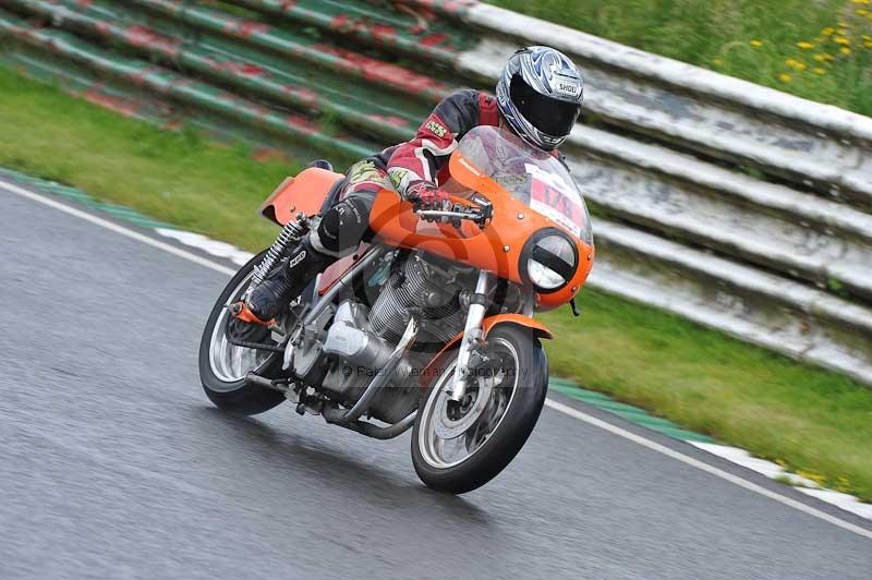 Mallory park Leicestershire;Mallory park photographs;Motorcycle action photographs;classic bikes;event digital images;eventdigitalimages;mallory park;no limits trackday;peter wileman photography;vintage bikes;vintage motorcycles;vmcc festival 1000 bikes