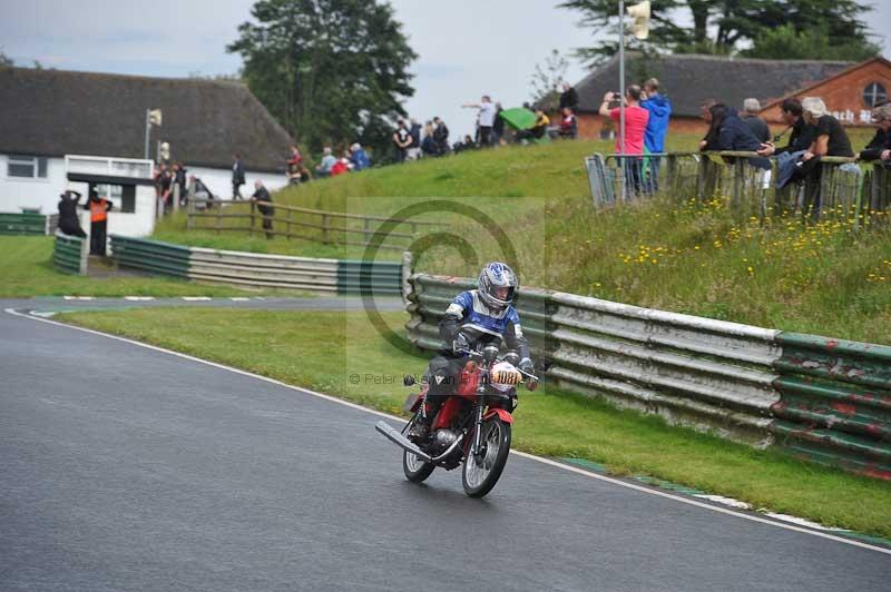 Mallory park Leicestershire;Mallory park photographs;Motorcycle action photographs;classic bikes;event digital images;eventdigitalimages;mallory park;no limits trackday;peter wileman photography;vintage bikes;vintage motorcycles;vmcc festival 1000 bikes