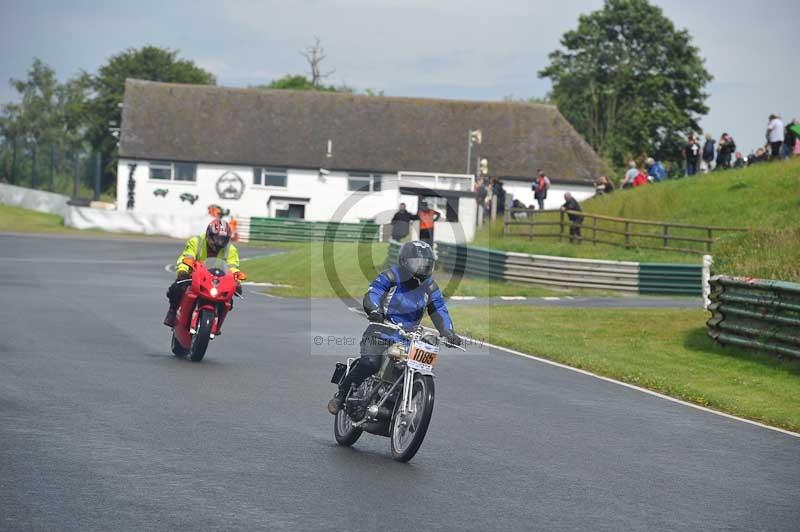 Mallory park Leicestershire;Mallory park photographs;Motorcycle action photographs;classic bikes;event digital images;eventdigitalimages;mallory park;no limits trackday;peter wileman photography;vintage bikes;vintage motorcycles;vmcc festival 1000 bikes