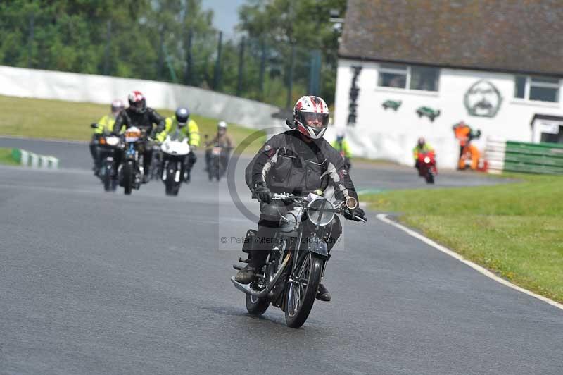 Mallory park Leicestershire;Mallory park photographs;Motorcycle action photographs;classic bikes;event digital images;eventdigitalimages;mallory park;no limits trackday;peter wileman photography;vintage bikes;vintage motorcycles;vmcc festival 1000 bikes