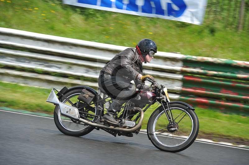 Mallory park Leicestershire;Mallory park photographs;Motorcycle action photographs;classic bikes;event digital images;eventdigitalimages;mallory park;no limits trackday;peter wileman photography;vintage bikes;vintage motorcycles;vmcc festival 1000 bikes