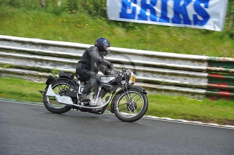 Mallory park Leicestershire;Mallory park photographs;Motorcycle action photographs;classic bikes;event digital images;eventdigitalimages;mallory park;no limits trackday;peter wileman photography;vintage bikes;vintage motorcycles;vmcc festival 1000 bikes