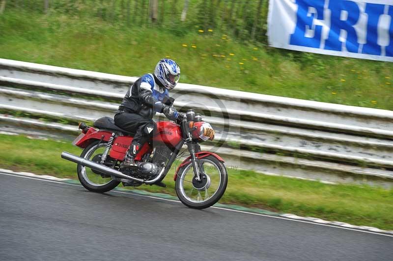 Mallory park Leicestershire;Mallory park photographs;Motorcycle action photographs;classic bikes;event digital images;eventdigitalimages;mallory park;no limits trackday;peter wileman photography;vintage bikes;vintage motorcycles;vmcc festival 1000 bikes